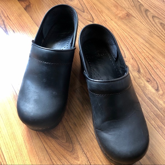 Dansko Matte Black Clogs (39) - Picture 2 of 5